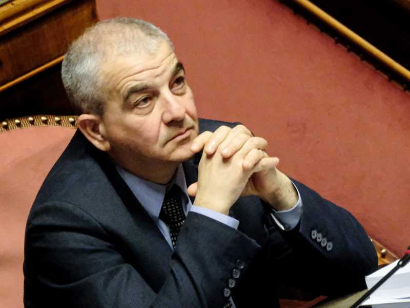 Fazzolari: "Draghi è la figura adatta per fare l'inviato speciale Ue in Ucraina. Fosse per noi sì"