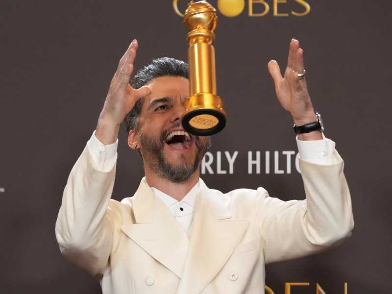 L'attore Wagner Moura con il Golden Globe 2026 (foto Ap, via LaPresse)<br />