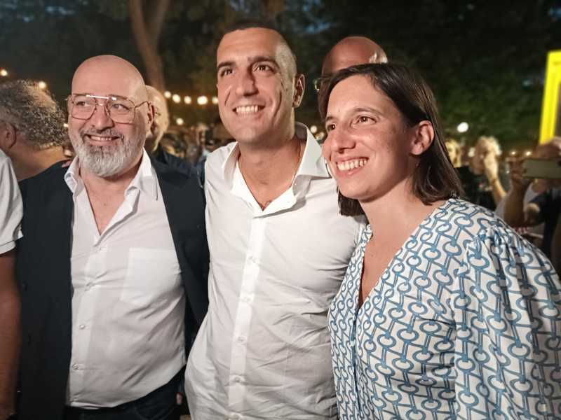 Michele De Pascale tra Stefano Bonaccini ed Elly Schlein (foto Ansa)