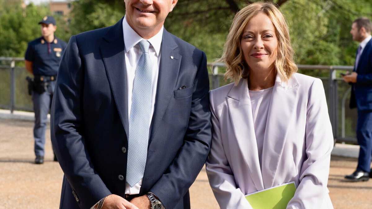Immagine di Le due “carezze” di Meloni a Orsini e la partita del caro bollette