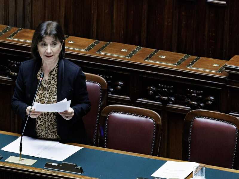 Roccella: "Spero nell'intervento di Trump in Iran. La sinistra è tiepida sulle donne persiane"