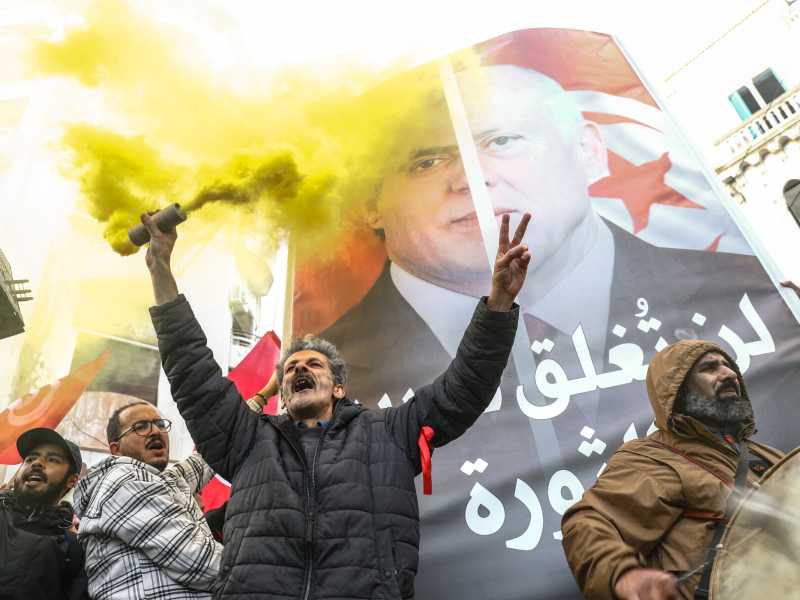 Una manifestazione aTunisi contro Saied, con un manifesto che compara il presidente tunisino all'ex dittatore Ben Ali (foto Getty)