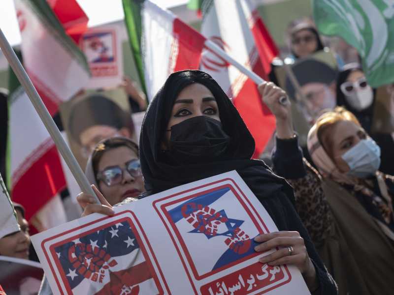 Una donna iraniana a una manifestazione pro-governativa a Teheran, il 12 gennaio 2026 (Morteza Nikoubazl/NurPhoto via Getty Images) <br />