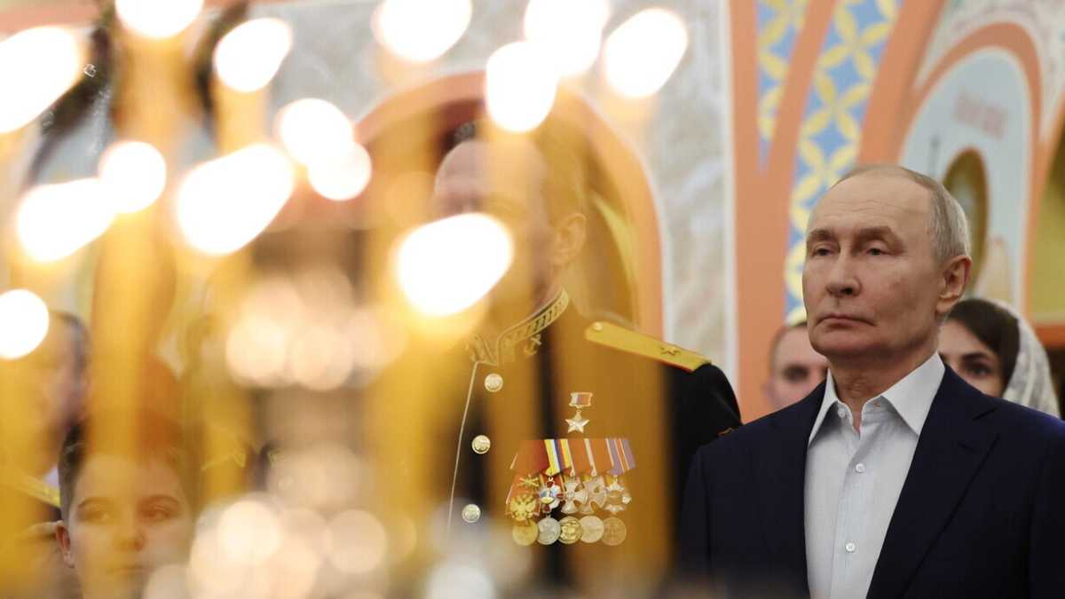 Immagine di Vladimir Putin e la sua mummificazione che ricorda i "grandi" del passato
