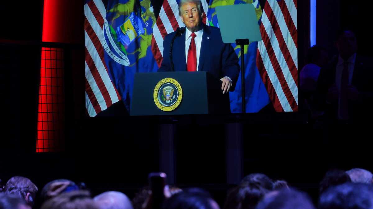 Immagine di Trump annuncia di volere punire chi fa affari con Teheran. Di chi sta parlando