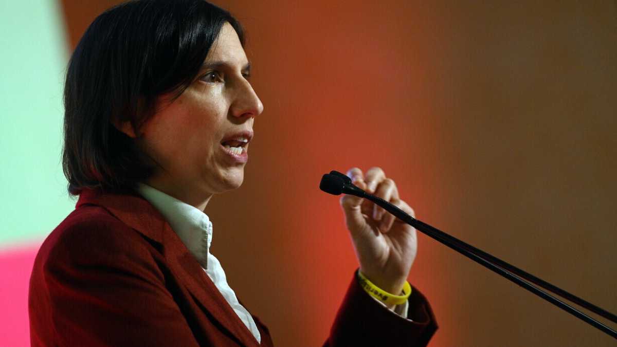 Immagine di Schlein frena la mozione anti ayatollah del Pd perché prima deve chiedere al leader del M5s