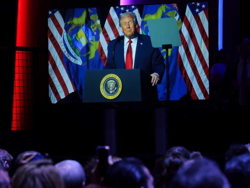 Trump annuncia di volere punire chi fa affari con Teheran. Di chi sta parlando
