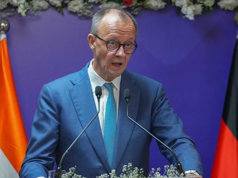 Il cancelliere tedesco Friedrich Merz incontra il primo ministro indiano Narendra Modi a Gandhinagar (LaPresse)&nbsp;<br />
