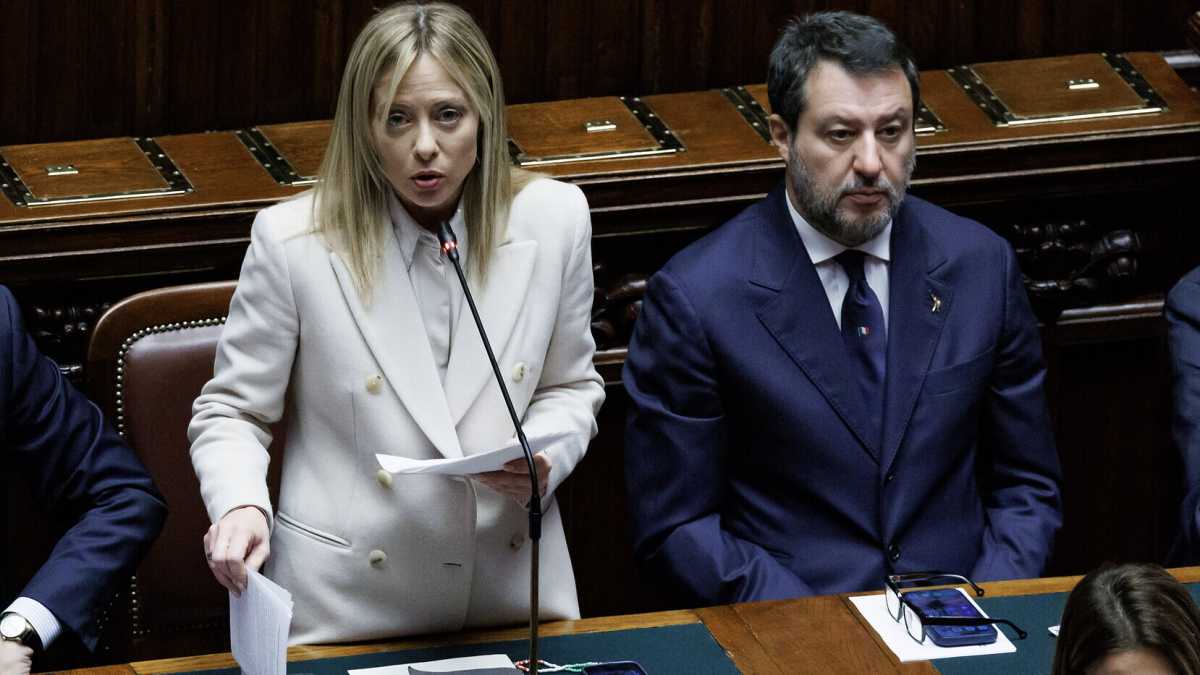 Immagine di Meloni per Kyiv. Anche Salvini vota la risoluzione "militare". Vannacci scaricato. Sinistra spaccata sull'Iran