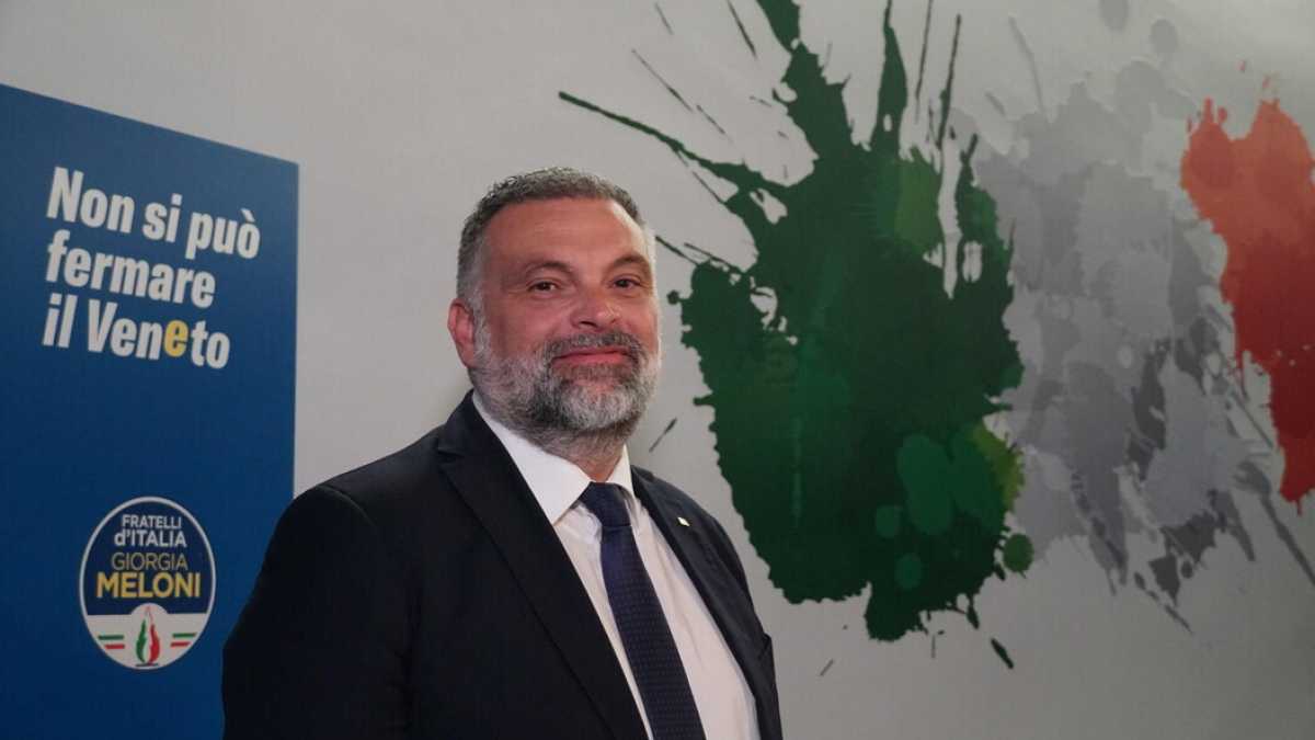 Immagine di Sabotaggio tra Fratelli d’Italia a Rovigo? Gli adesivi del Pd che imbarazzano il partito