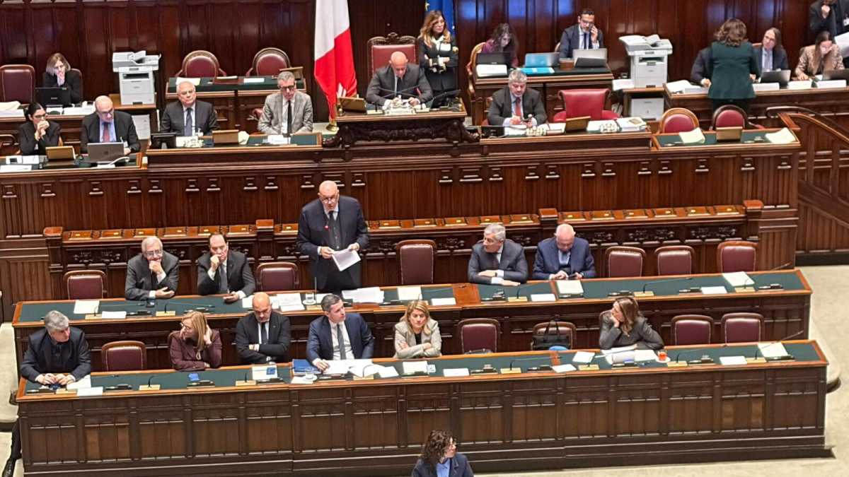 Immagine di "Per la pace serve sostenere Kyiv", dice Crosetto. Ma due leghisti votano contro l'invio di armi in Ucraina