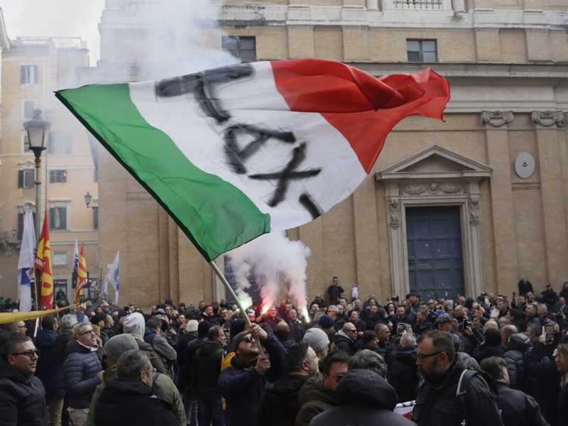 "I tassisti dell’Italia siamo noi". Breve storia di uno slogan che dice più di mille programmi