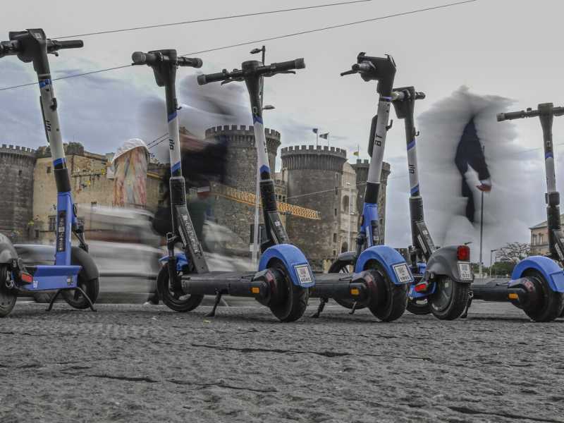 “Il Mit ci ripensi: l’obbligo del casco rischia di far sparire i monopattini”