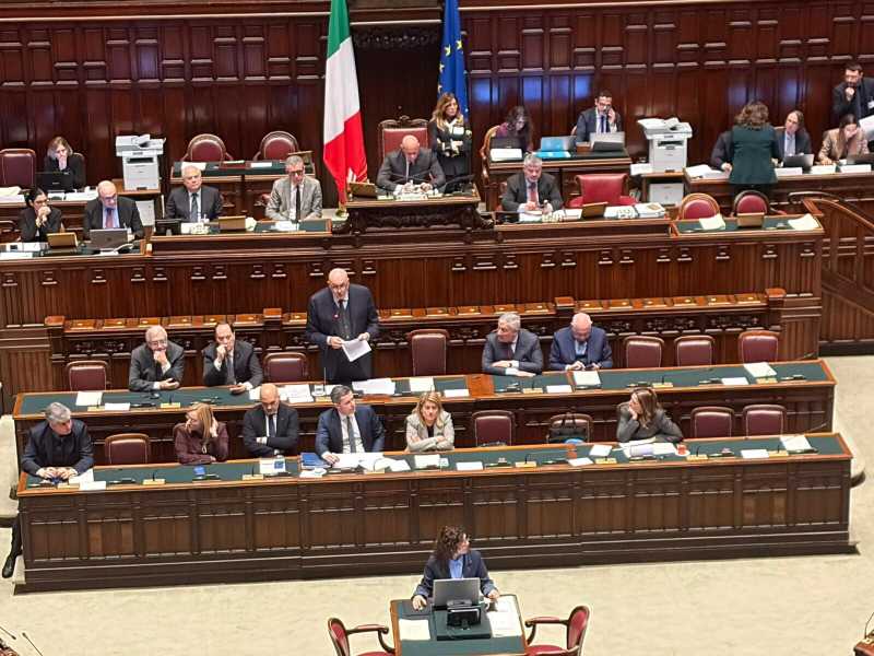 "Per la pace serve sostenere Kyiv", dice Crosetto. Ma due leghisti votano contro l'invio di armi in Ucraina