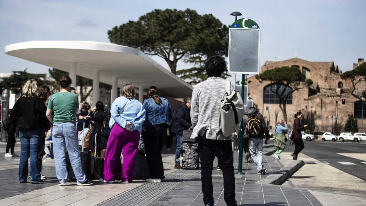 Immagine di Tavarnuzze e la panchina per un amore lungo 72 anni. Incontri alla fermata del bus