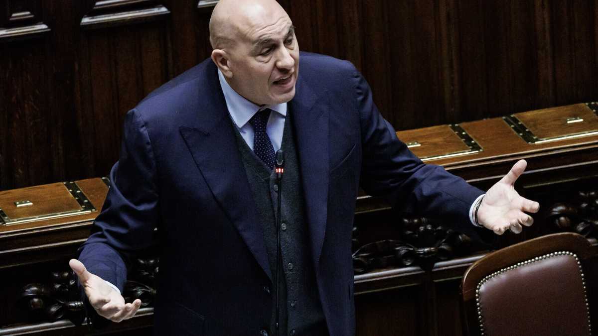 Immagine di Crosetto e Mattarella contro gli ignavi su Kyiv e Teheran. Giorgetti alla Lega: "Votiamo scostamento per le armi. Senza scene"