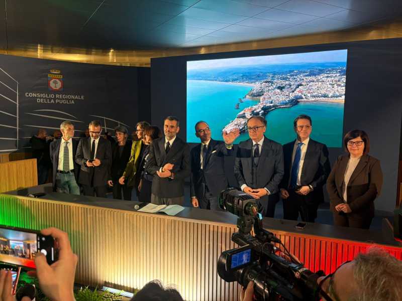 Decaro si inventa la delega “mare democratico”. La scialuppa per Emiliano