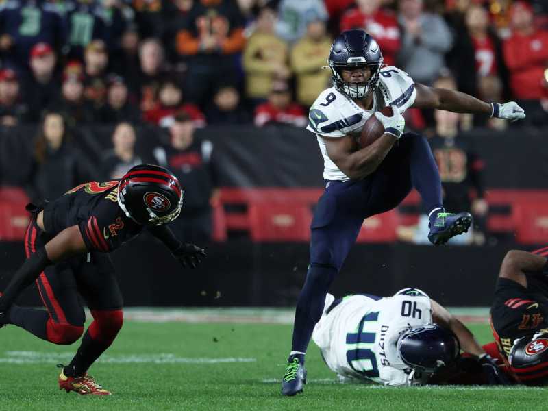 Il running back dei Seattle Seahawks, Kenneth Walker, supera il cornerback dei San Francisco 49ers, Deommodore Lenoir (foto Ap, via LaPresse)&nbsp;<br />