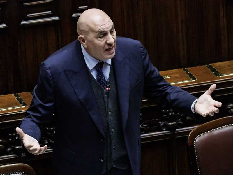 Crosetto e Mattarella contro gli ignavi su Kyiv e Teheran. Giorgetti alla Lega: "Votiamo scostamento per le armi. Senza scene"