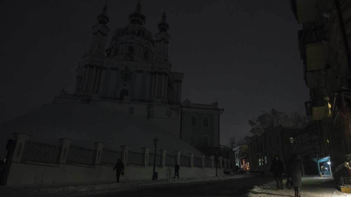 Immagine di Putin usa il gelo e il buio per far cedere gli ucraini. Loro rispondono: balli, resistenza, organizzazione