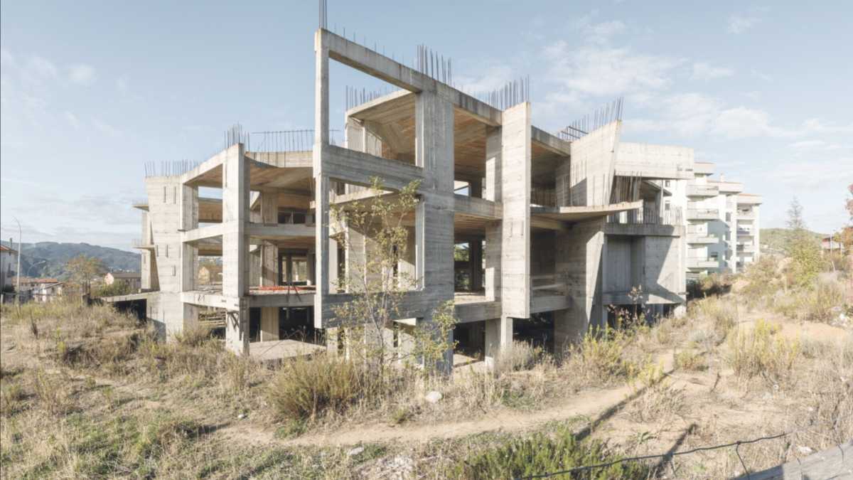 Immagine di Ode all’Italia incompiuta. Dalle seconde case calabresi al Gabibbo in Liguria. Un libro