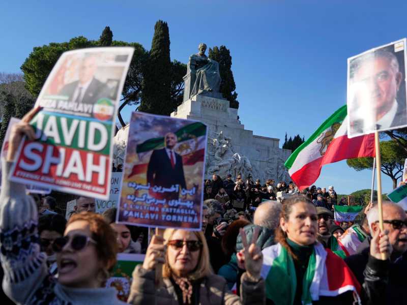 La manifestazione di sostegno agli iraniani, sabato scorso a Roma organizzata dai radicali (LaPresse)