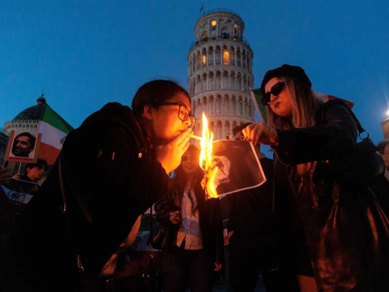 Anche a Pisa, sabato scorso, si è ripetuto il gesto divenuto simbolo delle manifestazioni contro il regime iraniano (Ansa)