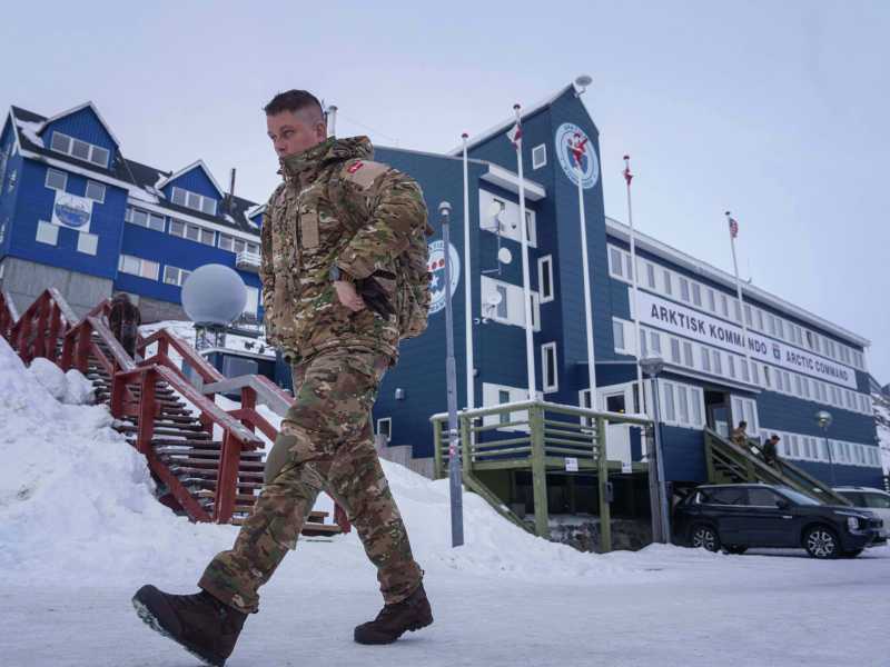 Un soldato danese davanti al Quartier generale del Comando artico Congiunto a Nuuk (LaPresse) <br />