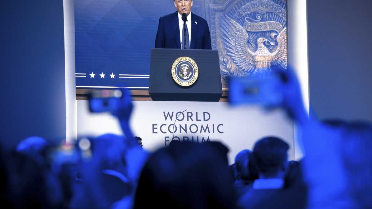 Immagine di Trump trasforma Davos in uno show per Putin con gli attacchi sulla Groenlandia e gli spintoni alla Nato