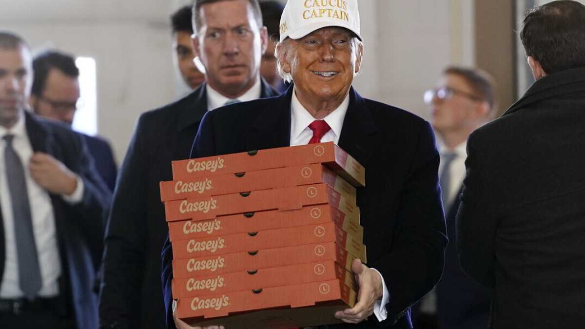 Immagine di Trump da Sorbillo. Il "Pentagon Pizza Index" che anticipa le operazioni militari americane