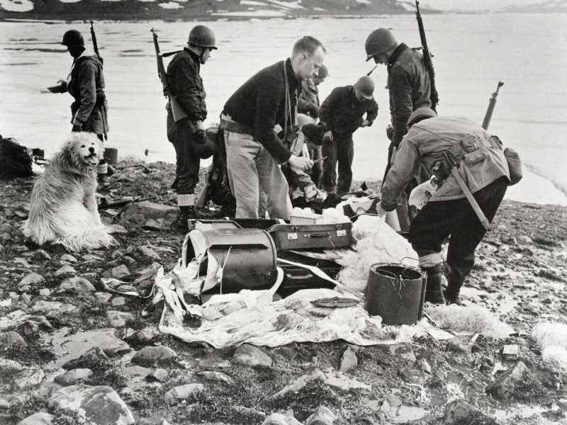 Soldati americani dopo avere distrutto una stazione radio tedesca e una base meteorologica in Groenlandia nel 1943 (Getty) <br />