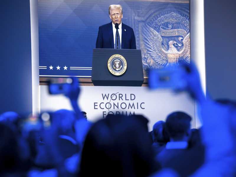 Trump trasforma Davos in uno show per Putin con gli attacchi sulla Groenlandia e gli spintoni alla Nato