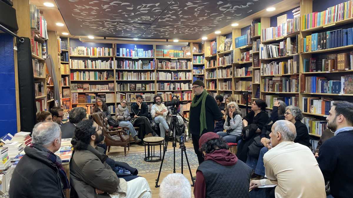 Immagine di Leggere l’Iran libero a Parigi. Dentro la libreria Naakojaa, fabbrica di testi proibiti