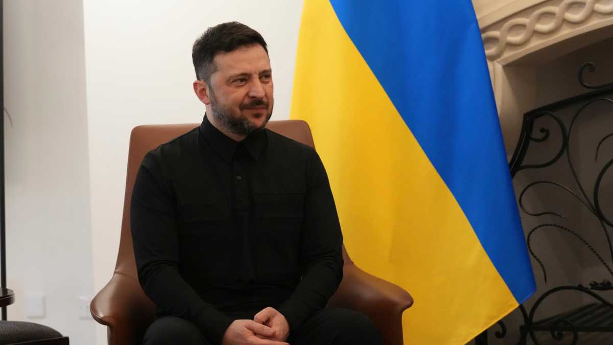 Immagine di Zelensky parla dell’esercito europeo e mostra una strada che conviene seguire