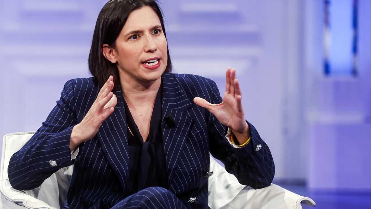 Immagine di Le orecchie di Schlein: Pd dilaniato sull'antisemitismo e lei lancia la “campagna d’ascolto”