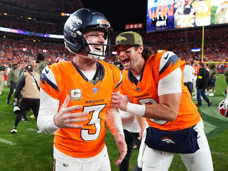 Jarrett Stidham (8) si congratula con Wil Lutz (3) (foto Ap, via LaPresse)<br />