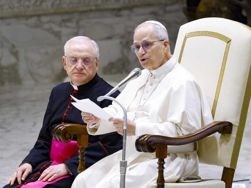 mons. Leonardo Sapienza accanto a Papa Leone XIV (foto Ansa)&nbsp;<br />