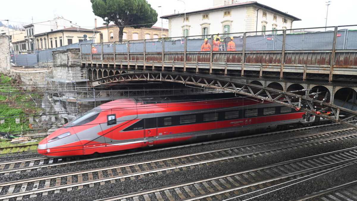 Immagine di Firenze divide in due l’Italia ferroviaria a causa dei lavori a un ponte