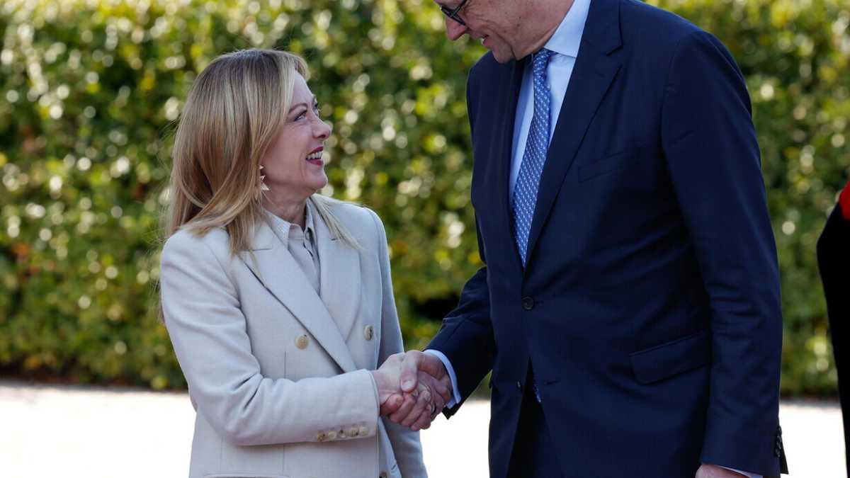 Immagine di Meloni e Goethe. Giorgia diventa Frau, Merz fratello d’Italia. Diffidenza per Trump e foto di famiglia