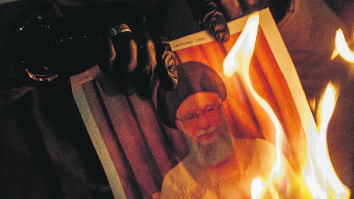 Immagine di Mille notti di grida e rabbia a Teheran. La mattanza al buio di oggi e quel venerdì nero in piazza Jaleh