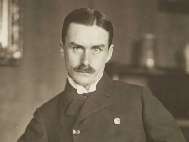 Philipp Kester, Thomas Mann, ritratto con un libro in mano, 1906, Museo civico di Monaco di Baviera, Collezione di fotografia&nbsp;<br />