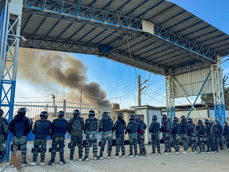 Le forze di sicurezza siriane a guardia del campo di al Hol (foto Getty)
