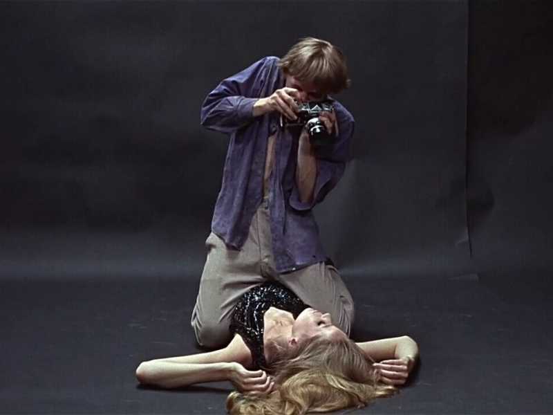 Il nulla osta con divieto ai minori di 14 anni per Blow-Up di Antonioni viene concesso con l&rsquo;alleggerimento di una scena intima e il taglio di un nudo integrale&nbsp;<br />