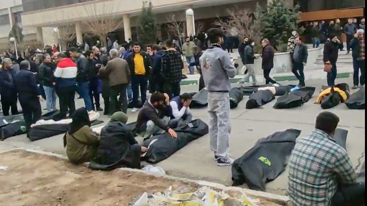 Immagine di Assassini fra i manifestanti e guardie nei cimiteri in Iran. Un testimone