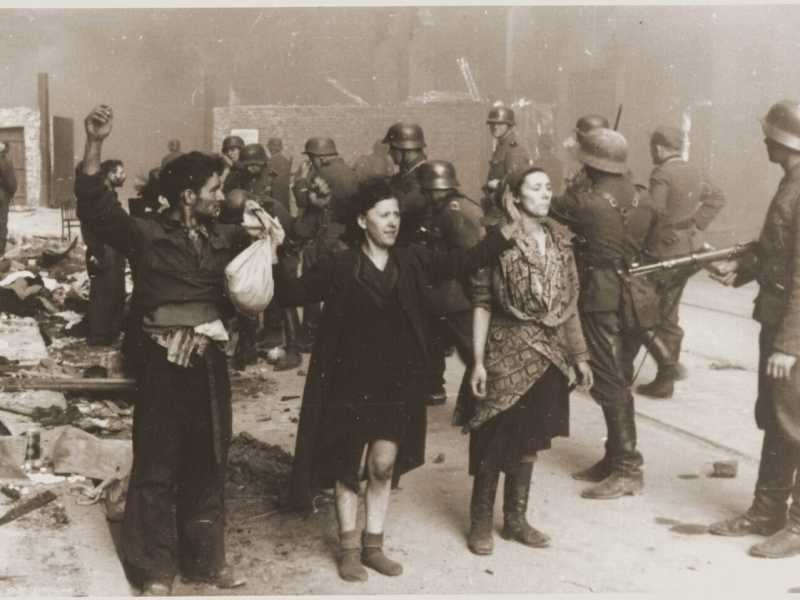 Truppe delle SS naziste e membri della resistenza ebraica catturati durante la repressione della rivolta del ghetto di Varsavia nel 1943 (Getty Images)&nbsp;<br />