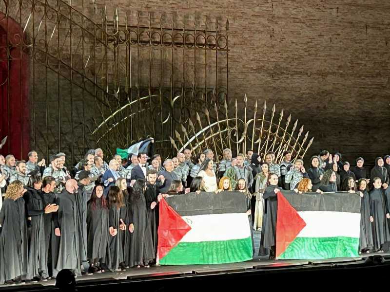 Bandiere palestinesi al termine del Macbeth allo Sferisterio di Macerata (Ansa)&nbsp;<br />