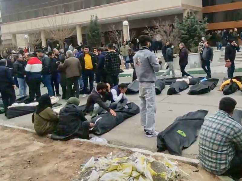 Repressione in Iran, un obitorio con decine di corpi e persone in lutto dopo la repressione alla periferia di Teheran, 13 gennaio 2026 (LaPresse) <br />