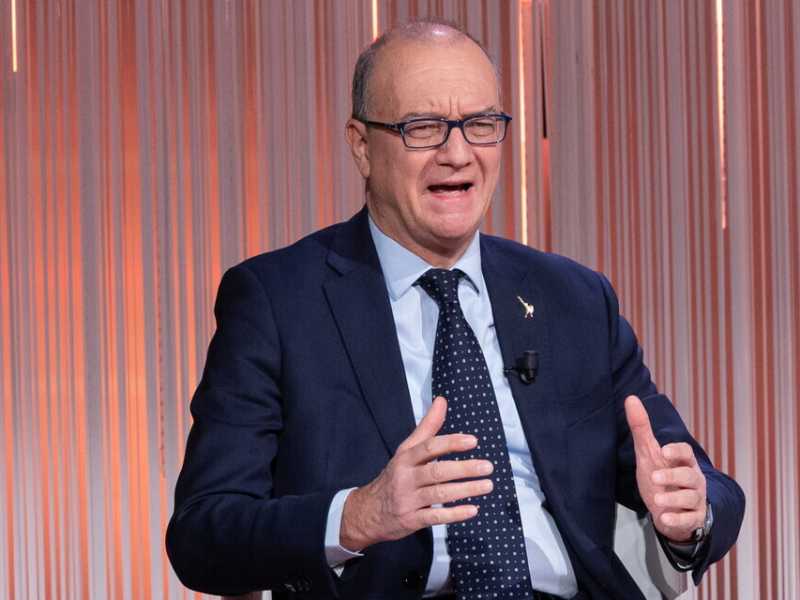 Valditara: "La sinistra dei diritti ha indebolito la cultura del rispetto. I metal detector sono strumenti utili"