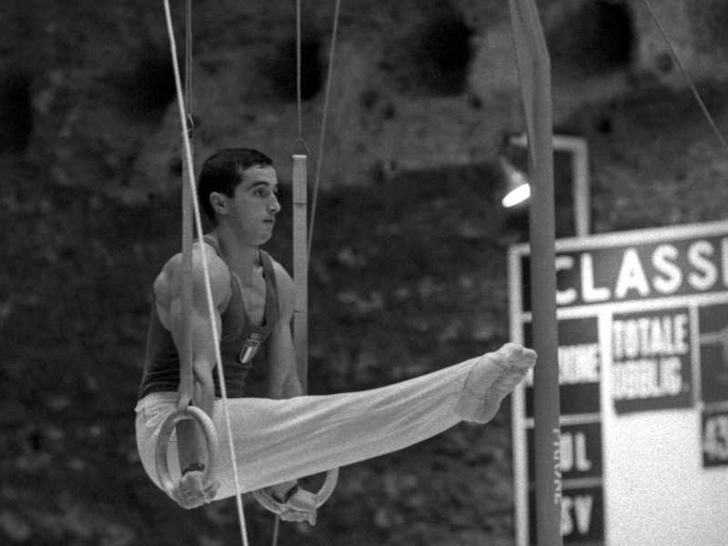 Franco Menichelli <span style="color: rgb(46, 45, 45); font-size: 12px;">impegnato nella prova agli anelli alle Olimpiadi di Roma 1960 (foto archivio storico Ansa)</span>