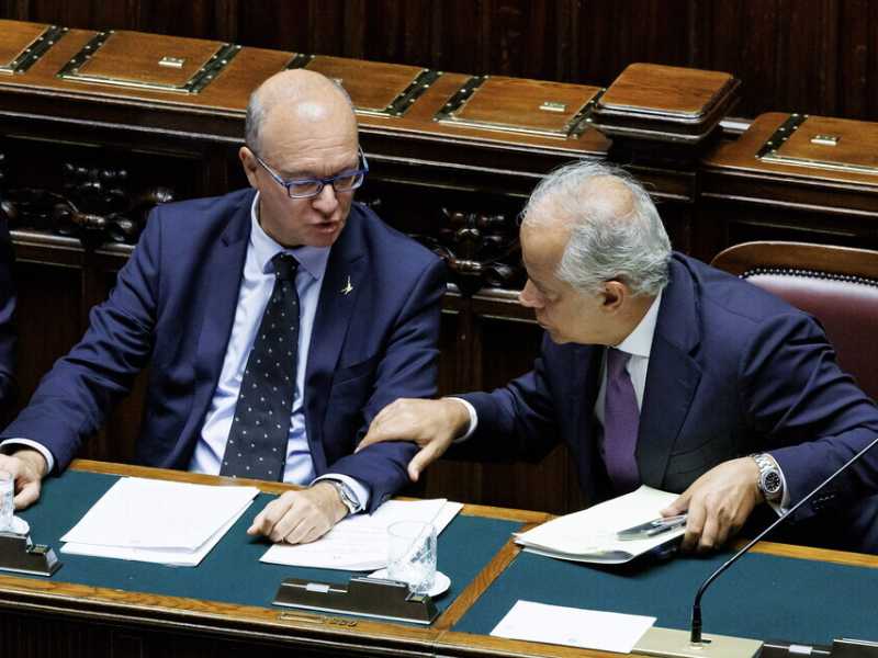 Metal detector a scuola? Solo nelle situazioni più gravi. Ecco la circolare di Valditara e Piantedosi